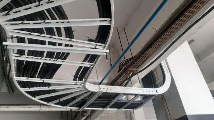 Instalasi kabel tray jaringan di plafon gedung