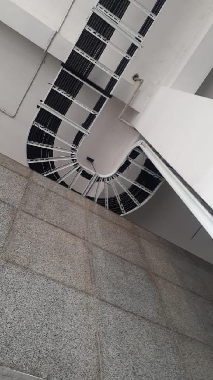 Jalur kabel tray melingkar pada instalasi gedung