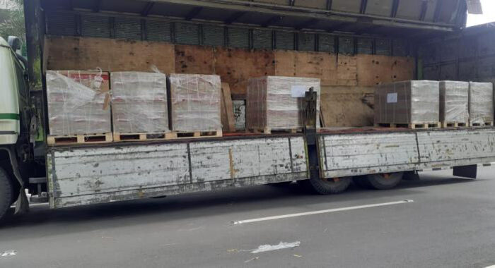 Distribusi logistik perangkat menggunakan truk