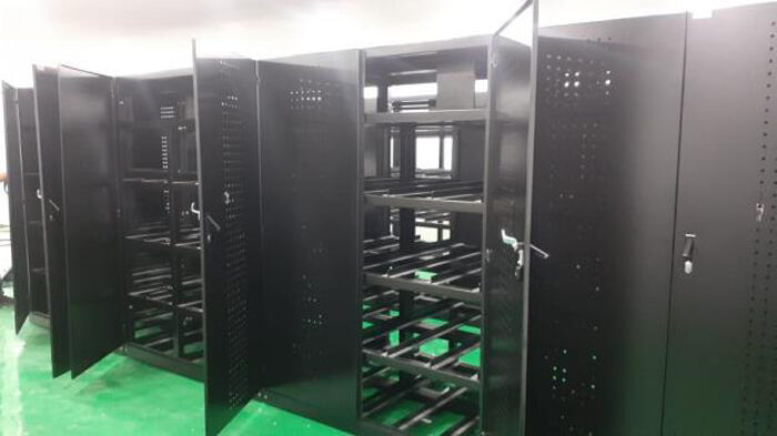 Rak server dalam proses pemasangan