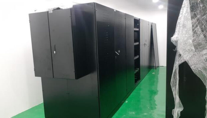 Rak server data center dengan lantai akses hijau
