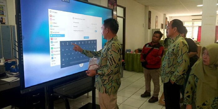 Instalasi perangkat display interaktif untuk ruang rapat instansi